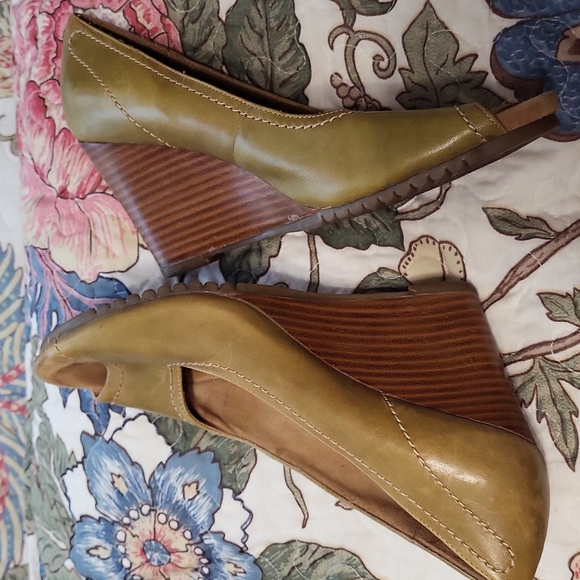 Aerosoles khaki leather wedge, like new - Picture 3 of 5